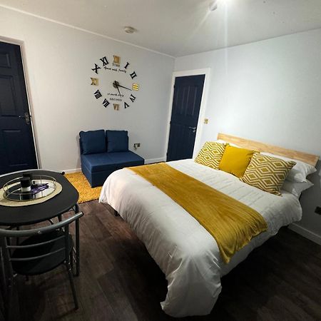 Newly Renovated Studio In Center Luton  Esterno foto