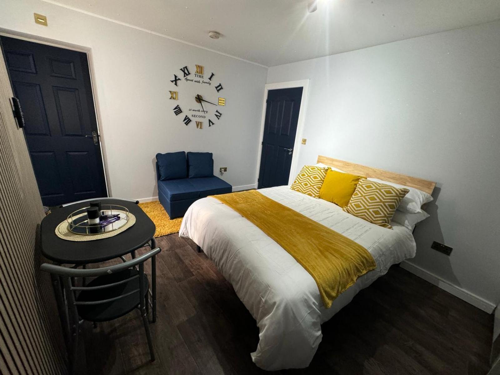 Newly Renovated Studio In Center Luton  Esterno foto